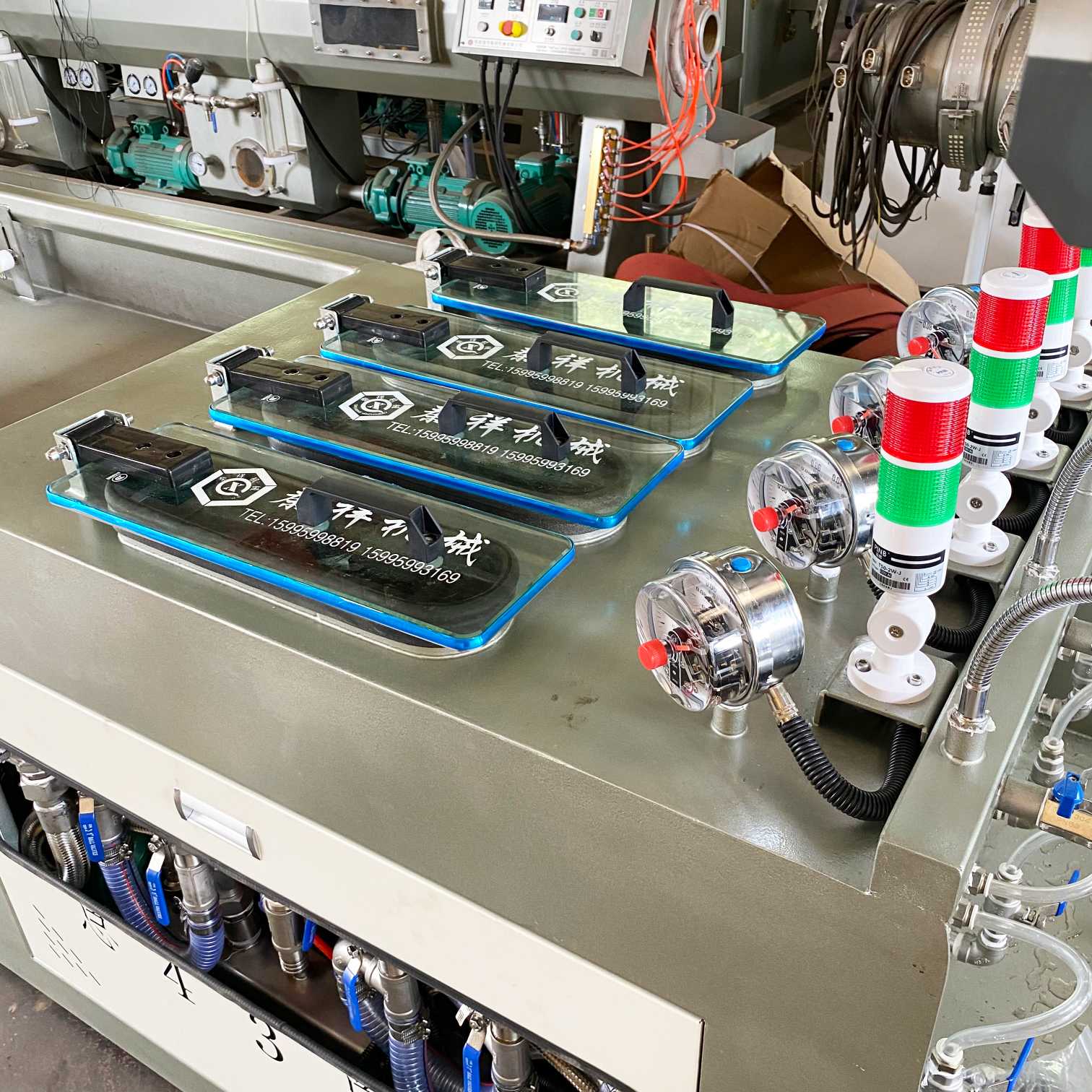 PVC threading pipe extrusion line vacuum calibration forming tank glass