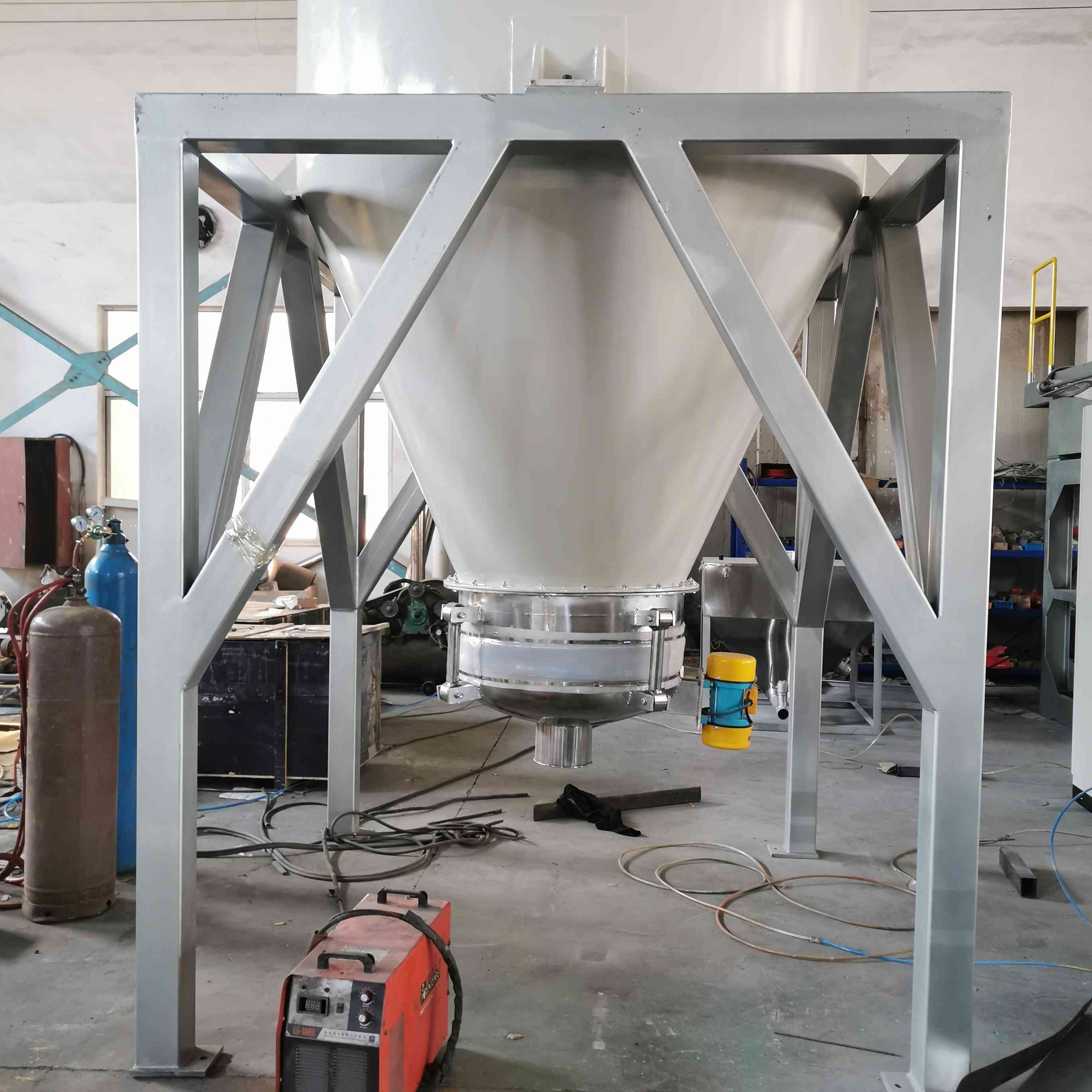 Plastic raw material silo feeder