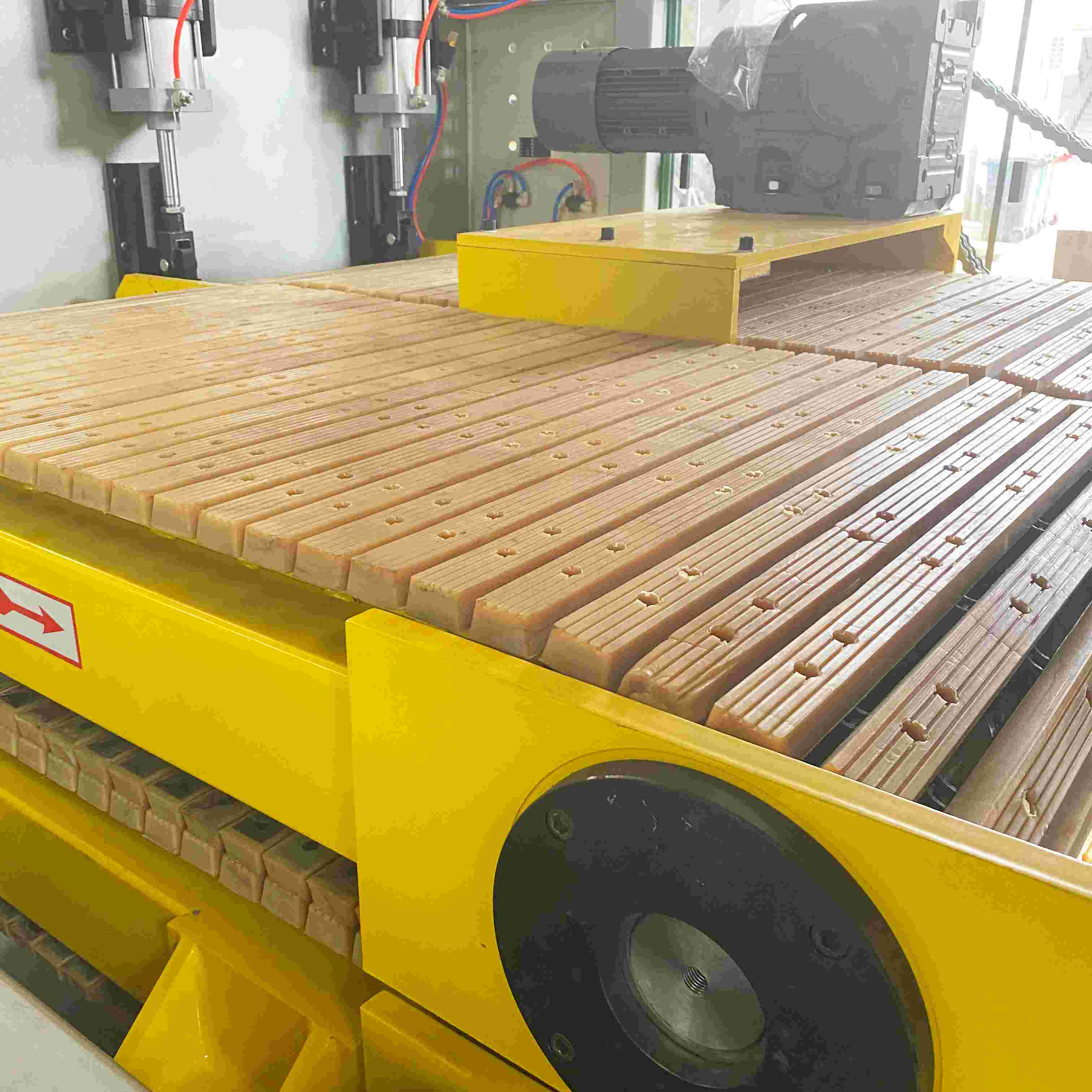 plastic sheet plate hauling off machine rubber block