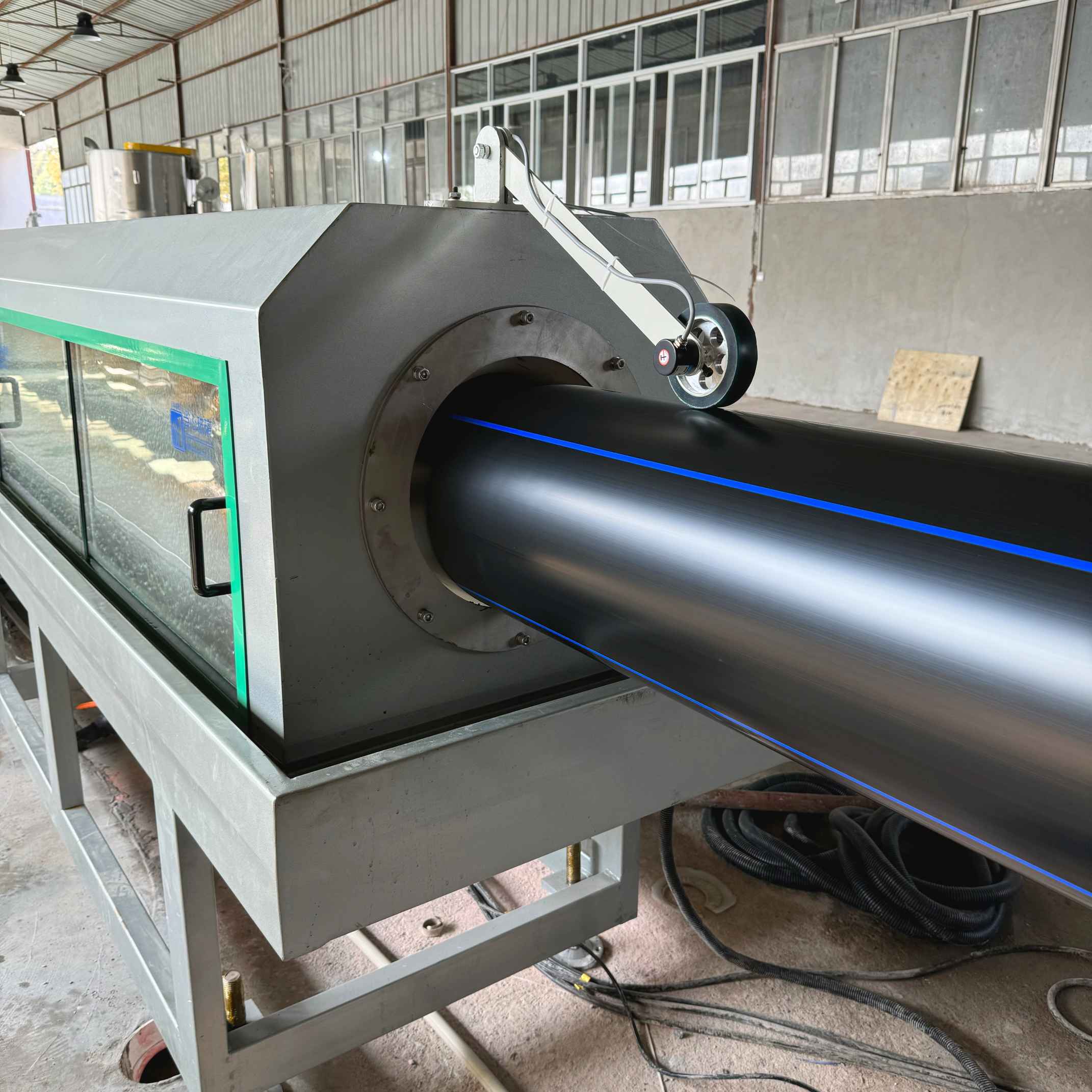 Plastic PE pipe extrusion line water spraying tank