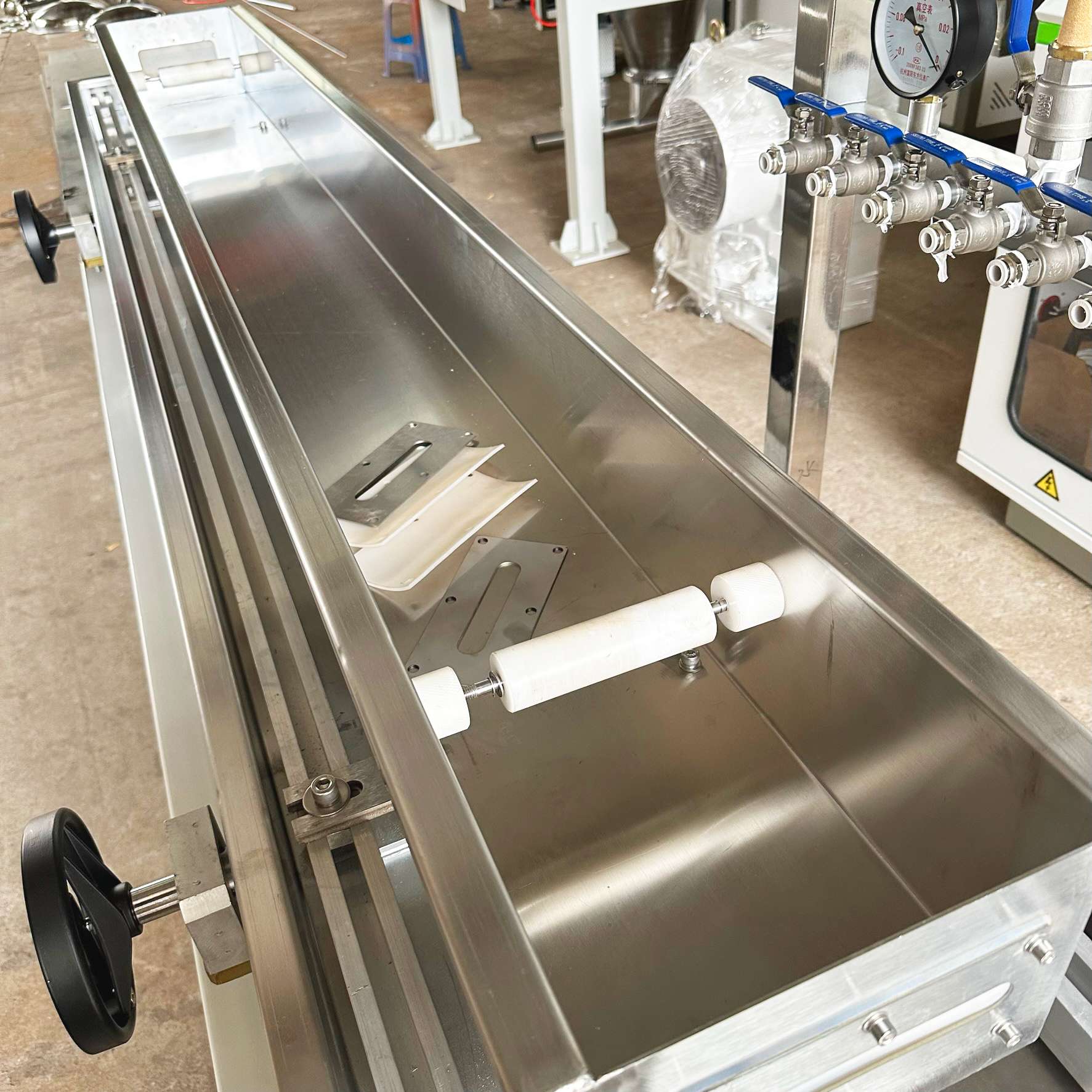 Stainless steel Vacuum Water Cooling Tank rail