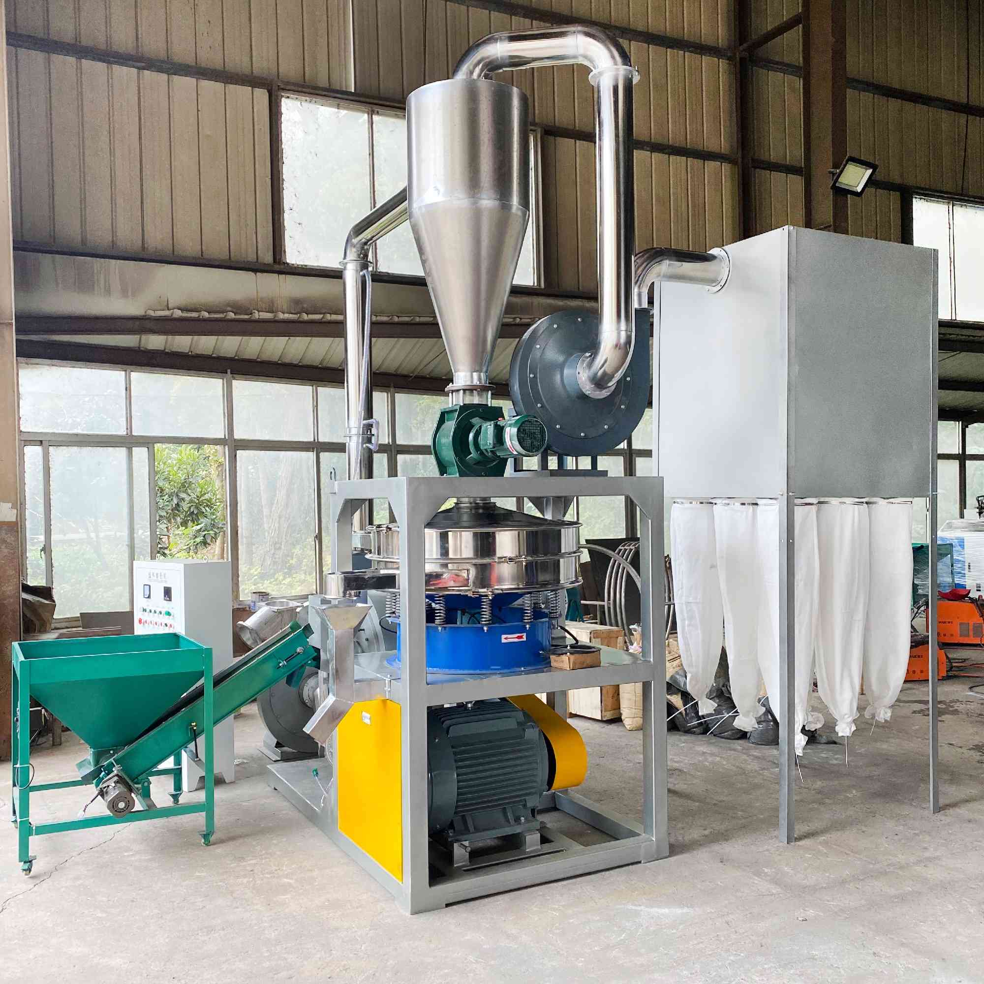 Plastic pulverizer machine