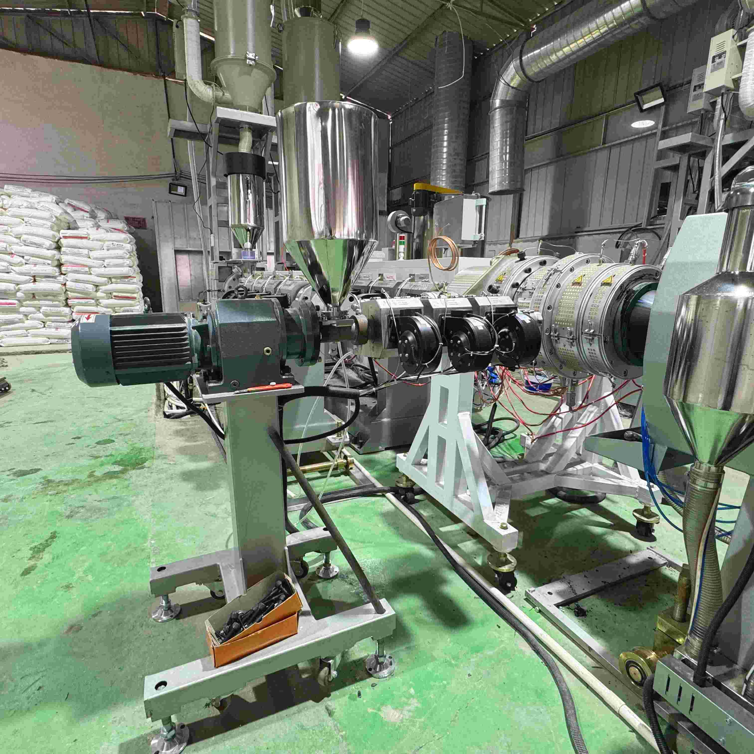 Plastic PE pipe extrusion line co-extruder