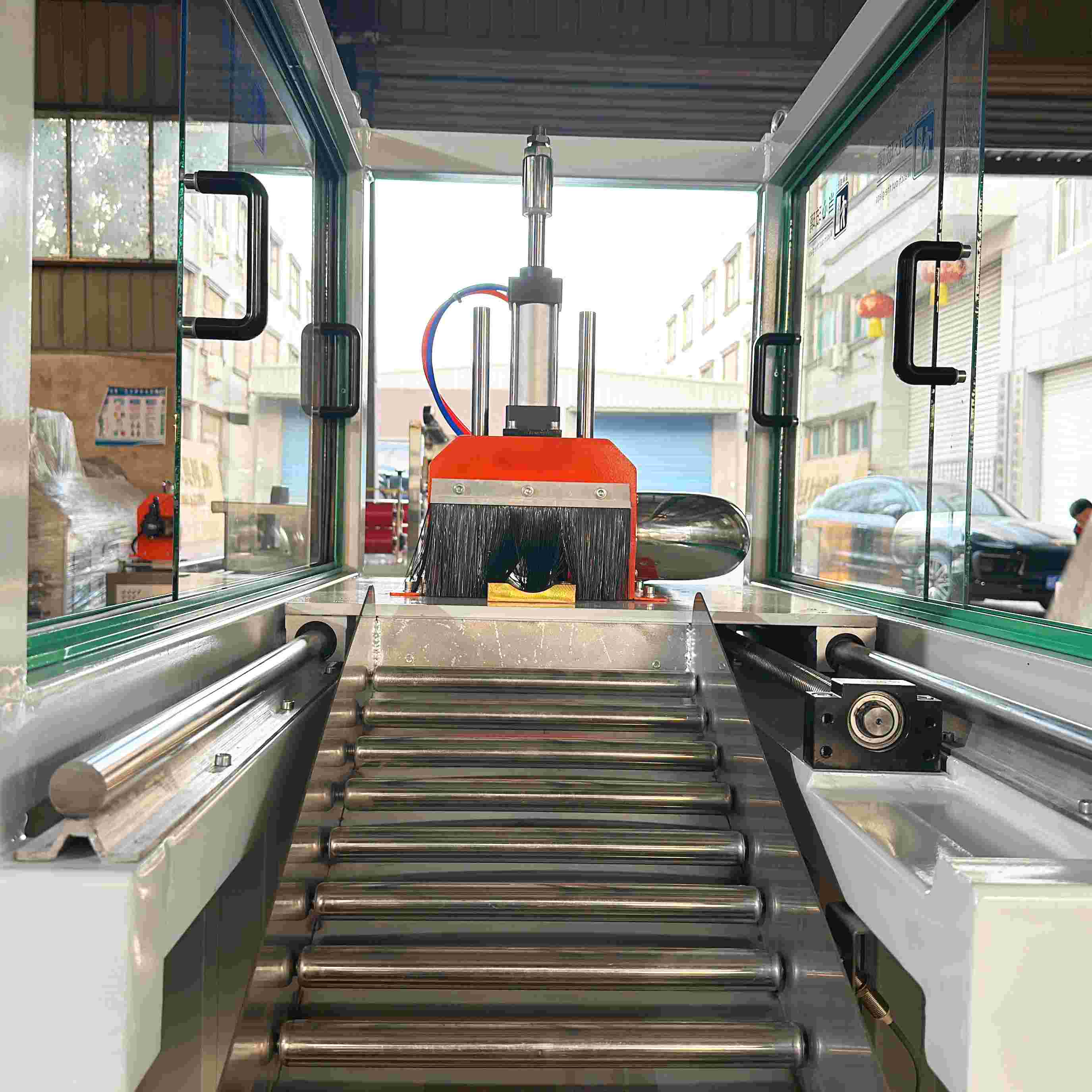 Plastic profile fixed length cutting machine failing rail