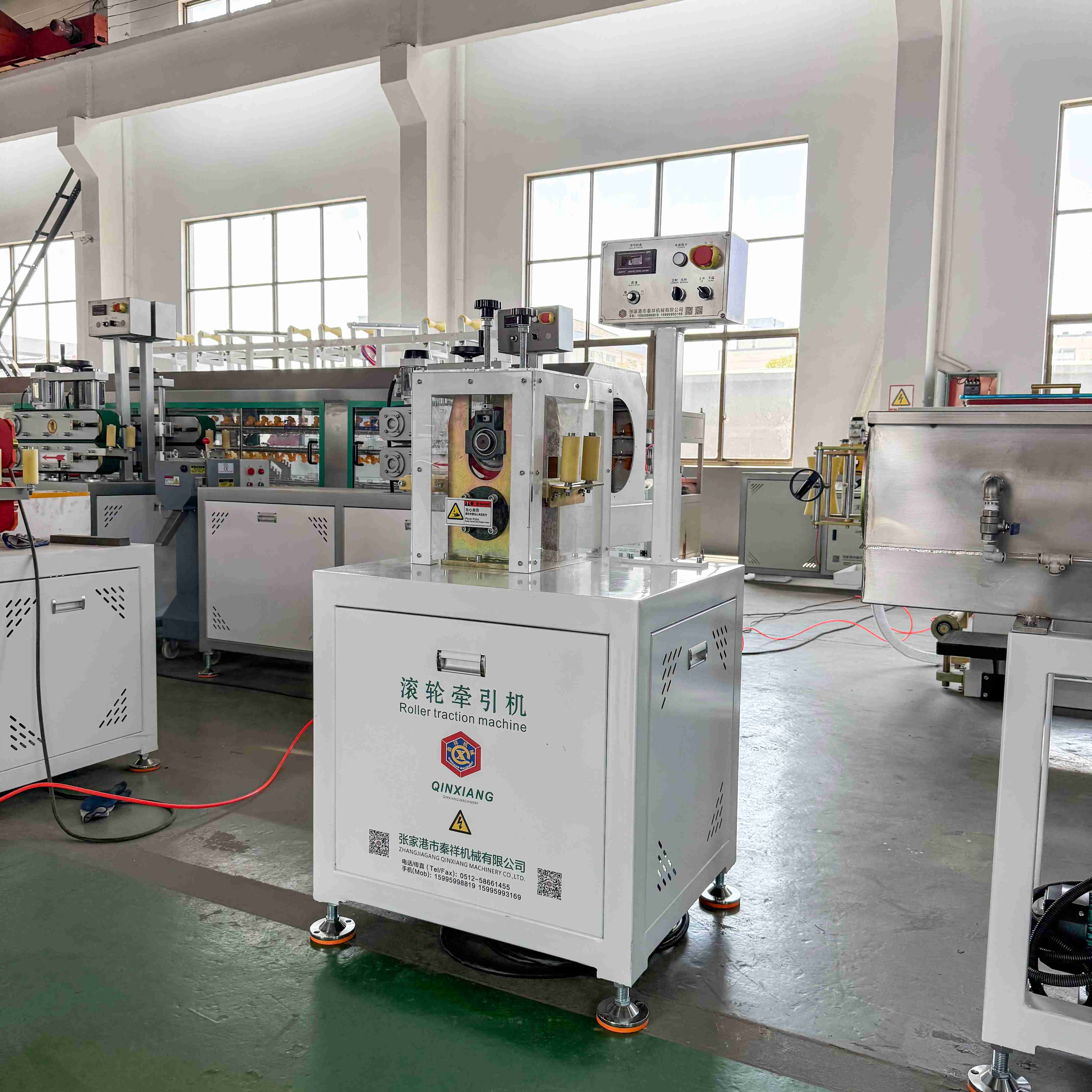 Customizable small-scale extrusion line two-roller haul off machine